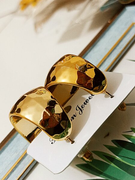 Boucles d'oreilles dorées élégantes