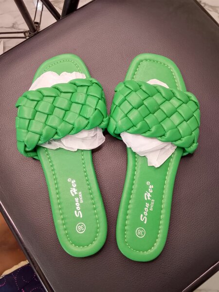 Sandales tressées colorées