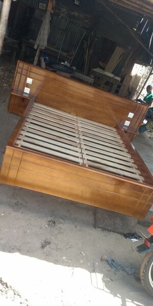 Lit en bois massif élégant