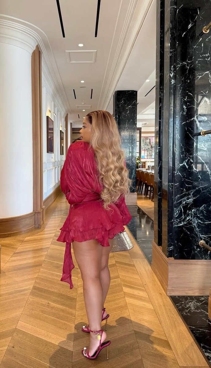 Robe Rouge Plissée Élégante