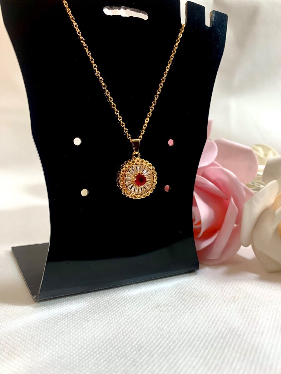 Elegant Golden Red pendant chain