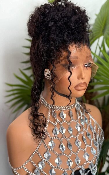 Perruque bouclée tendance