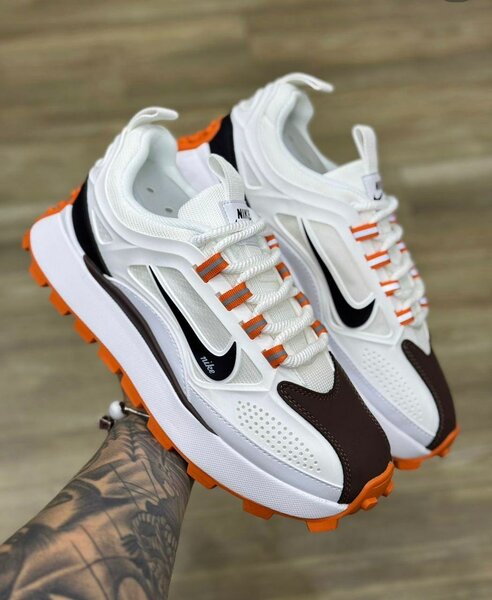 Baskets de sport blanches et orange