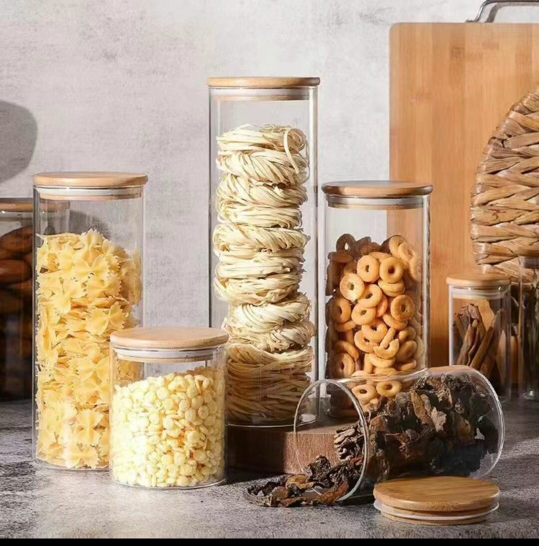 Стеклянные банки для хранения продуктов.