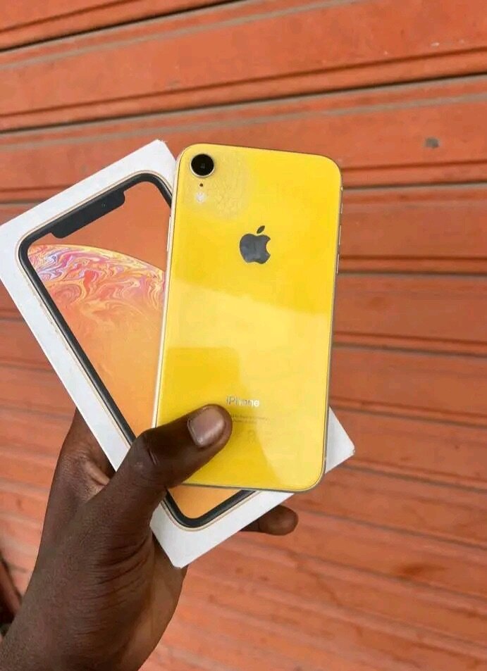 iPhone XR Jaune avec Accessoires