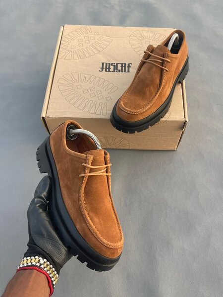 Derbies en daim marron robustes