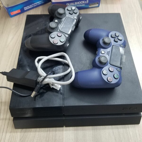 Console PS4 avec manettes