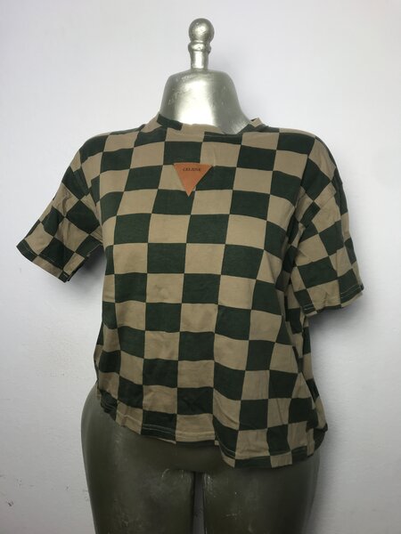 T-shirt à carreaux moderne