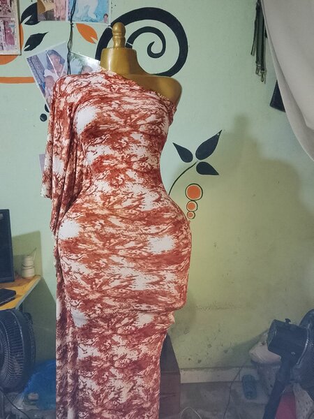 Robe rouge en soie pour femme