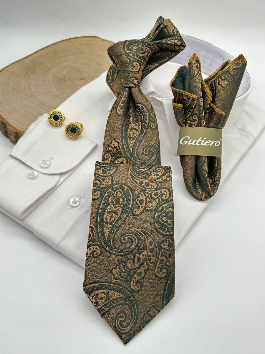 Flying tie with pocket square