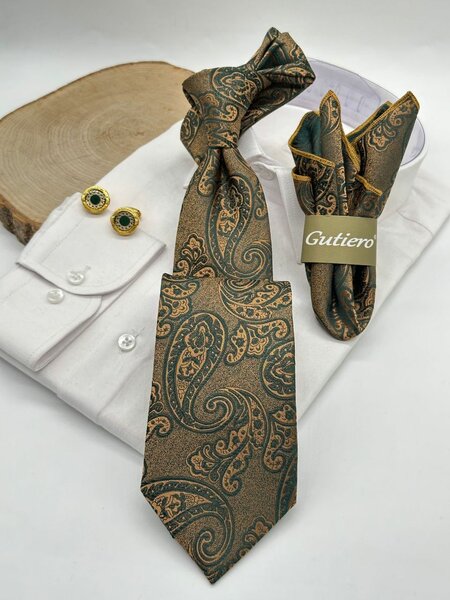 Flying tie with pocket square