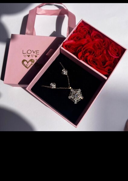 Jewelry with rose box
