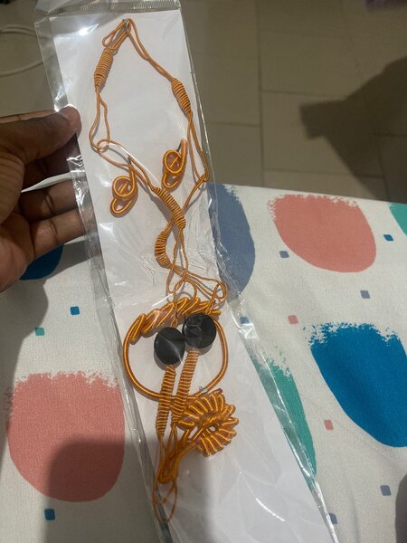 Collier artisanal en fil torsadé