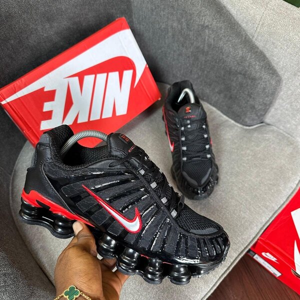 Baskets Nike Shox R4 Noires