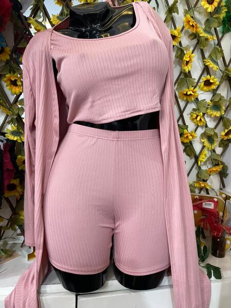 Ensemble de lingerie rose