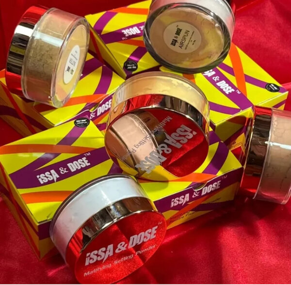 Poudre de maquillage ISSA & DOSE