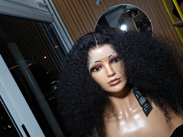 Perruque volumineuse bouclée