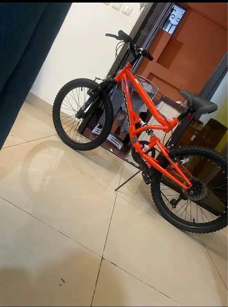 VTT orange tout suspendu
