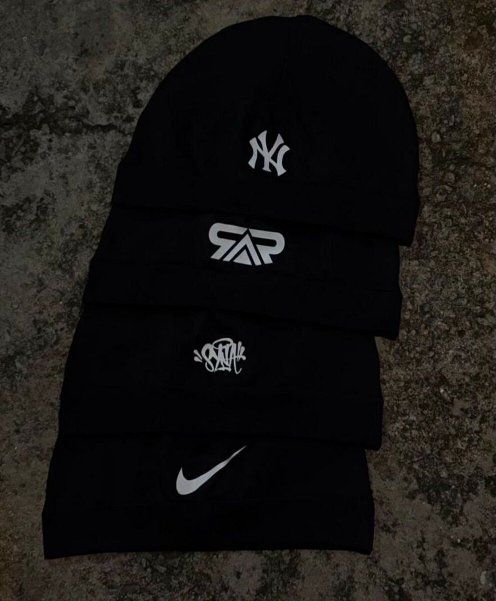 Bonnets noirs avec logos