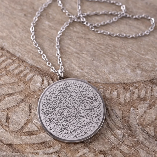 Collier pendentif gravé élégant