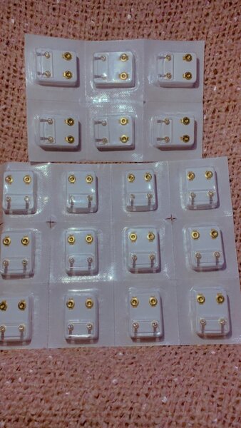 Clous d'oreilles or médical