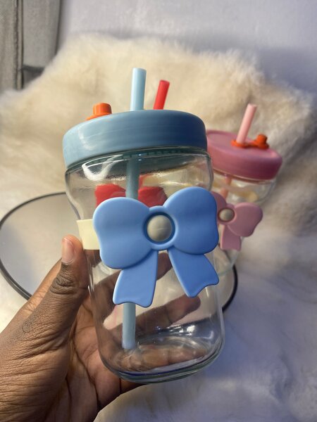 Verres mignons avec pailles