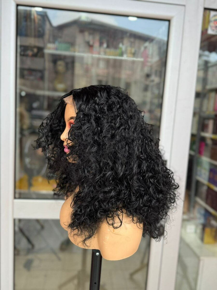 Perruque bouclée noire