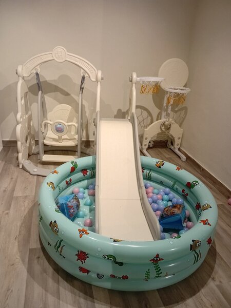 Piscine à balles avec toboggan