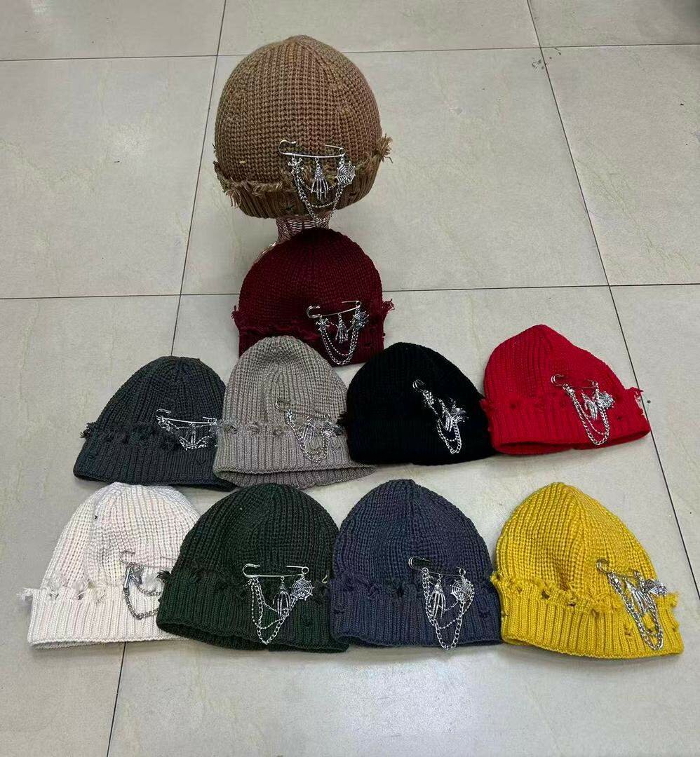 Bonnets en tricot avec pin's