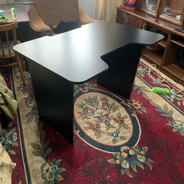 Компьютерный стол с вырезом под тело