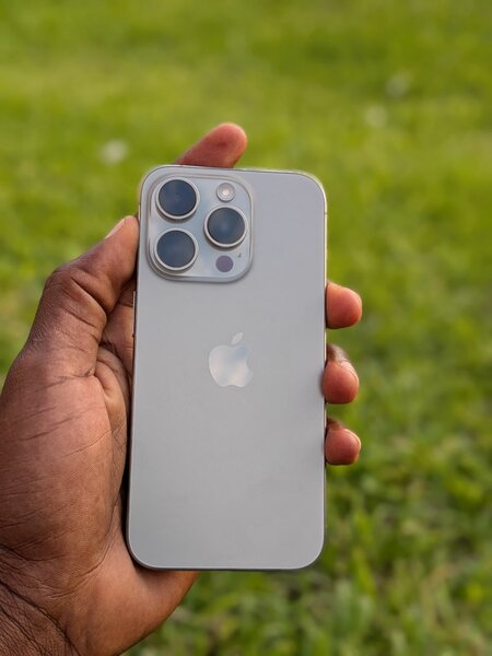 iPhone 15 pro très neuf