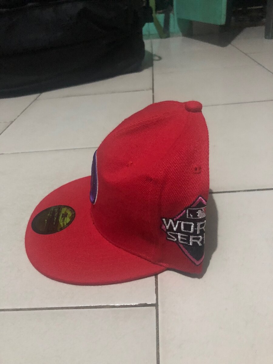 Casquette rouge brodée sport