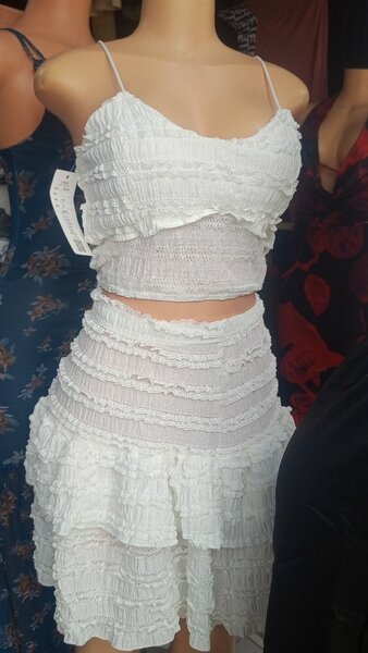 Ensemble top et jupe blancs