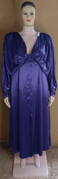 Robe longue satinée violette