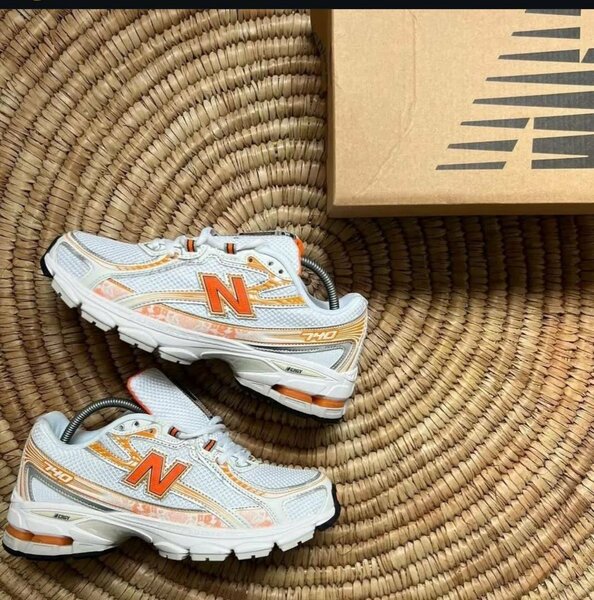 Chaussures de sport blanches et orange