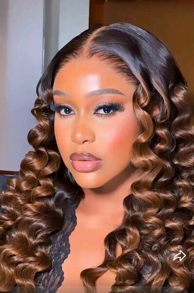 Perruque marron bouclée