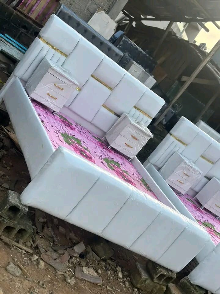 Lit double en similicuir moderne