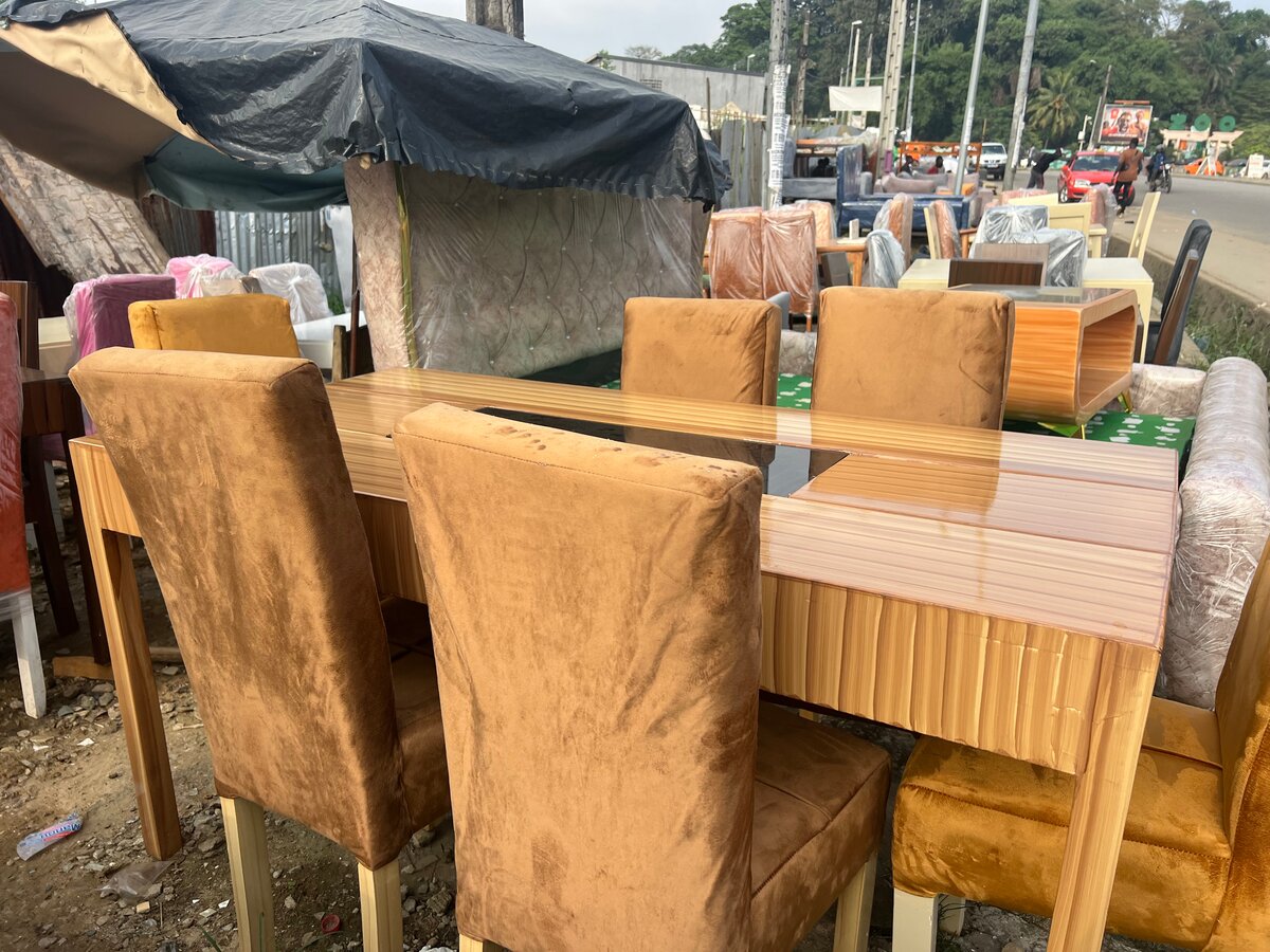 Ensemble table et chaises en velours