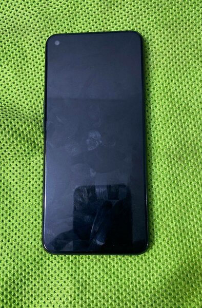 Smartphone Oppo avec coque