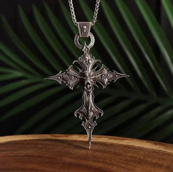 Collier Pendentif Croix Gothique