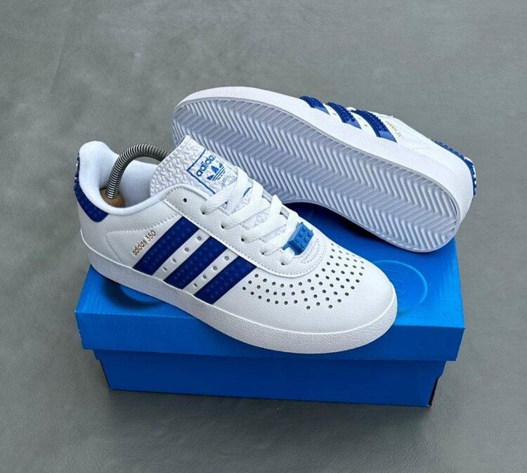 Chaussures de sport blanches et bleues