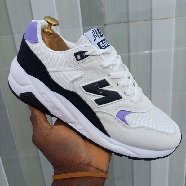 Baskets blanches et noires