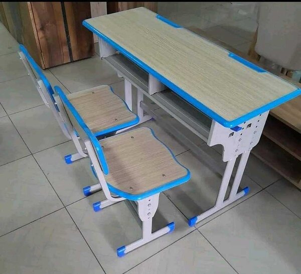 Bureau d'école avec chaises