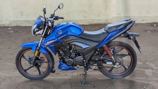 Moto sportive bleue