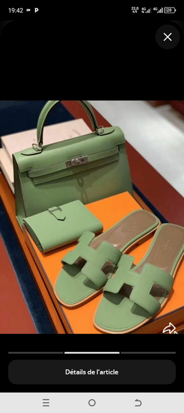 Sandales et sac à main assortis