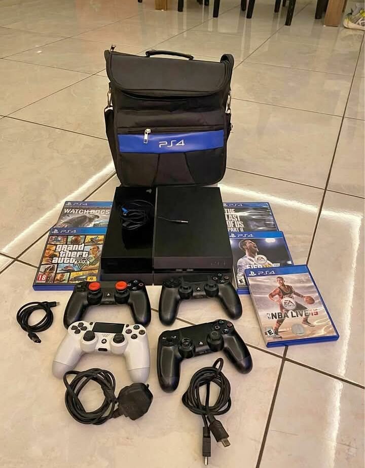 Console PS4 avec accessoires