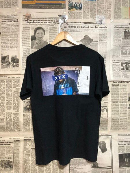 T-shirt noir graphique XXX