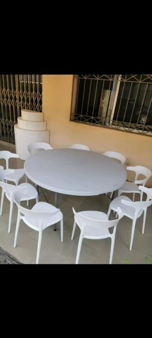 Chaises chivari et hirondelles