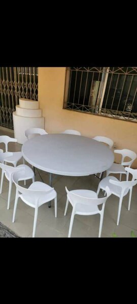 Chaises chivari et hirondelles