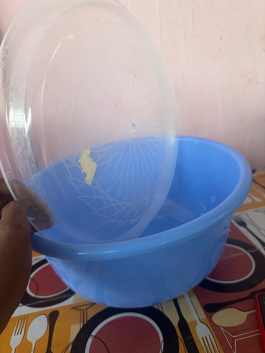 Saladier en plastique avec couvercle